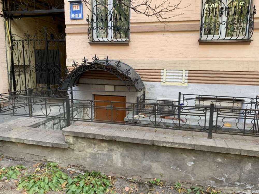 Продам  торгову площу Київ, Печерський, вул. Станіславського, 3. 