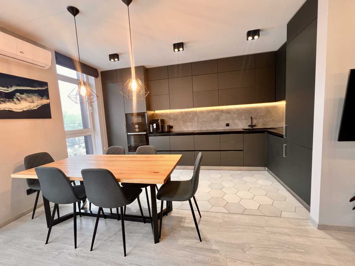 Здам довгостроково 3-к квартиру Київ, Печерський, вул. Предславинська, 53. 