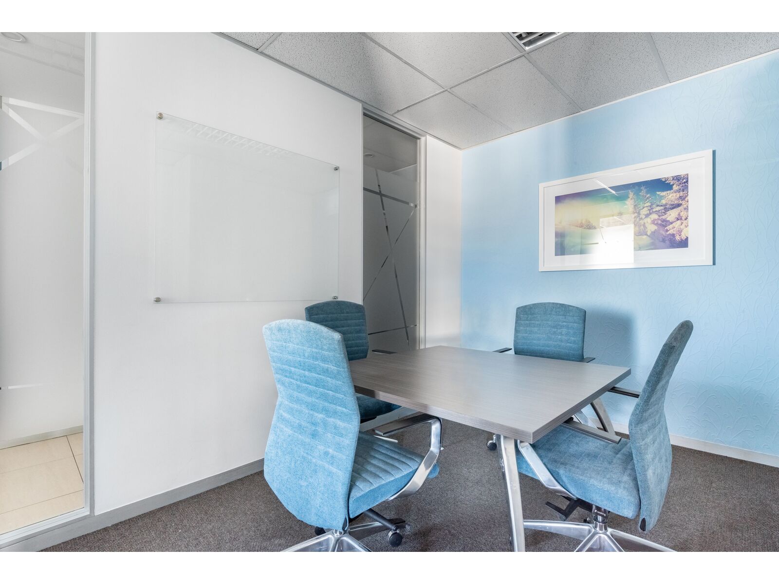 Все включено: професійний офіс для 4 осіб у Regus IQ Centre