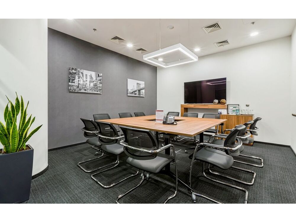 Сучасний офіс відкритого планування для 10 осіб у Regus IQ Centre