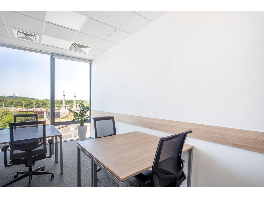 Приватний офіс для однієї особи в Regus Silver Breeze