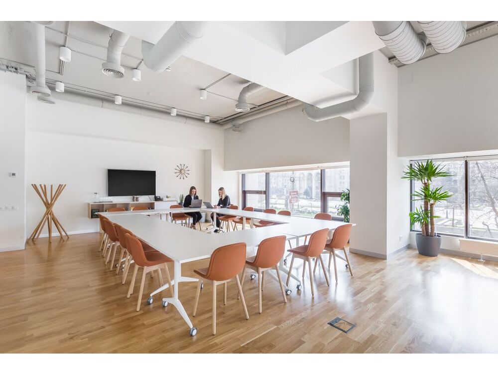 Сучасний офіс відкритого планування для 10 осіб у Spaces Maidan Plaza