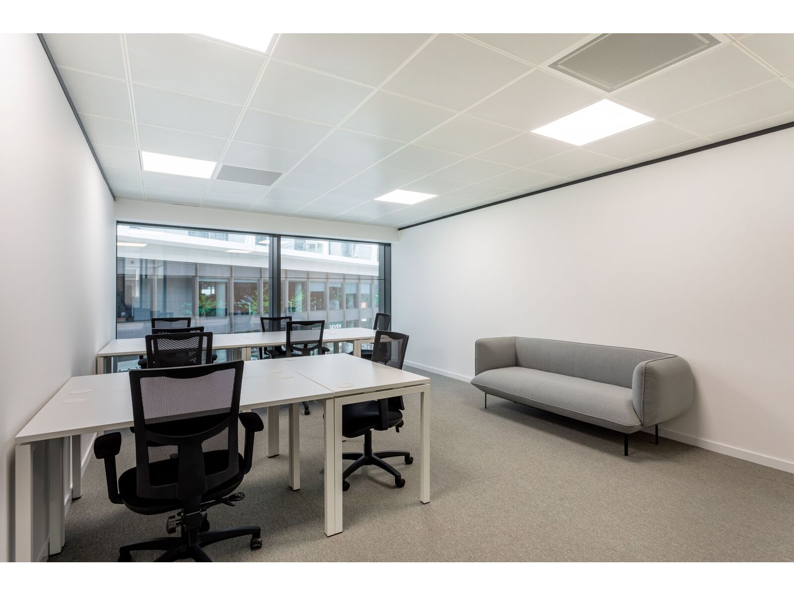 Готовий до роботи офіс відкритого планування для 15 осіб у Spaces Maidan Plaza