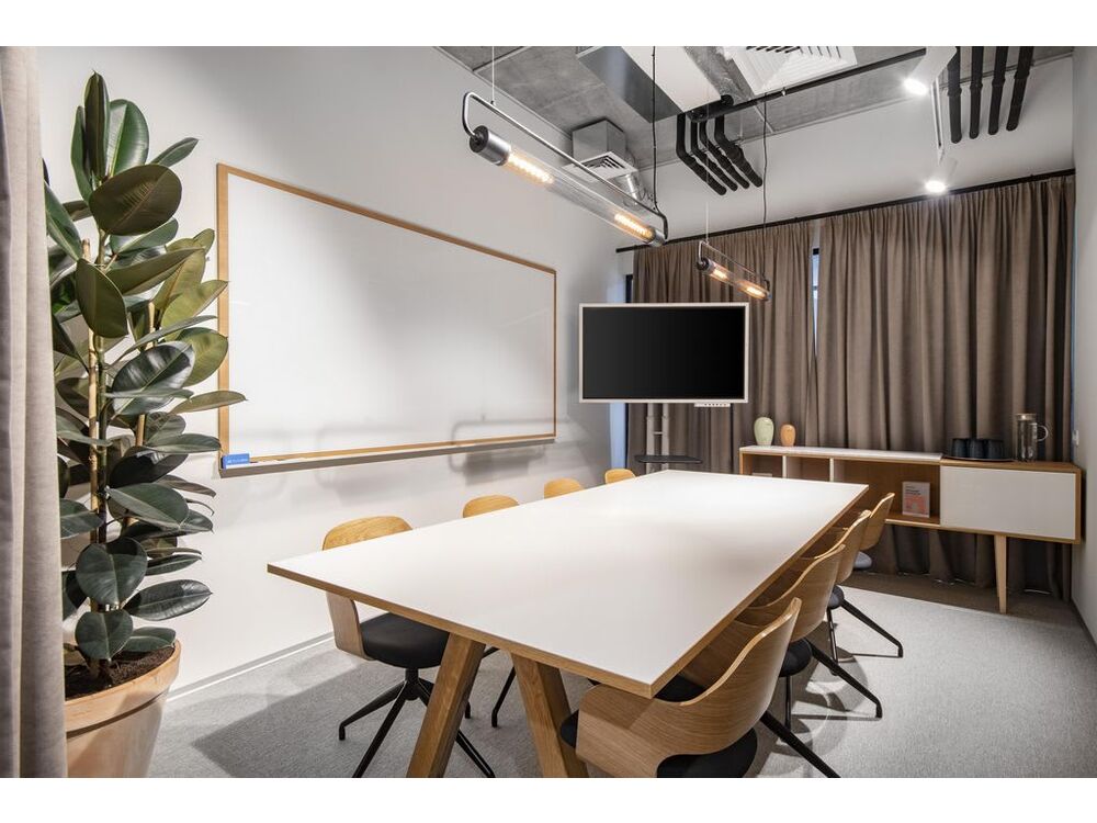 Сучасний офіс відкритого планування для 10 осіб у Spaces Lviv Tech City