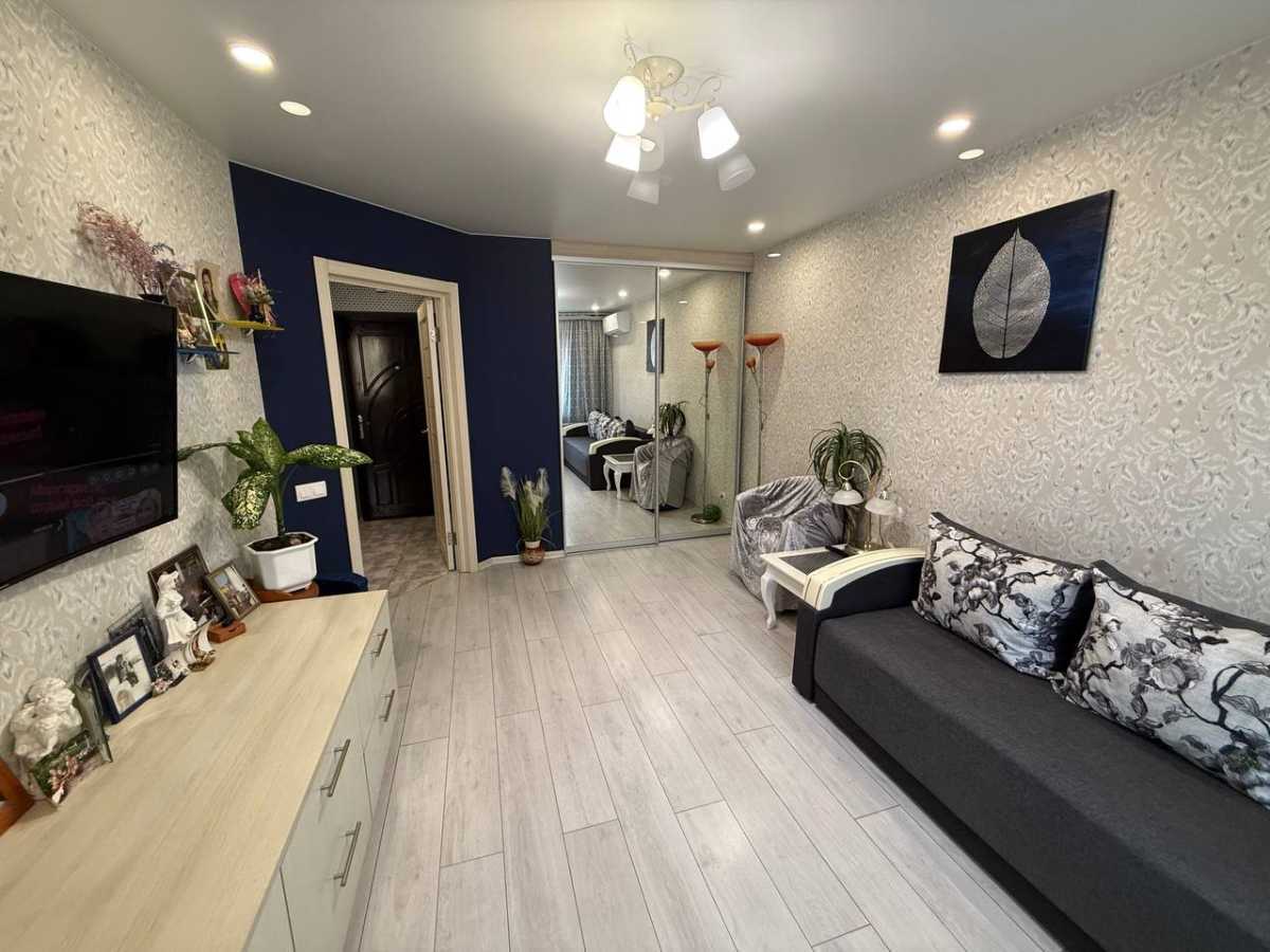 Продам 1-к квартиру Бучанський, Софіївська Борщагівка, Яблунева, 13Г. 