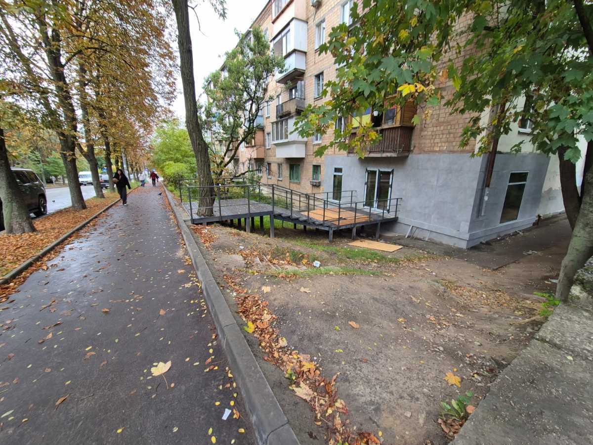 Здам довгостроково  торгову площу Київ, Подільський, вул. Червонопільська, 13/16. 