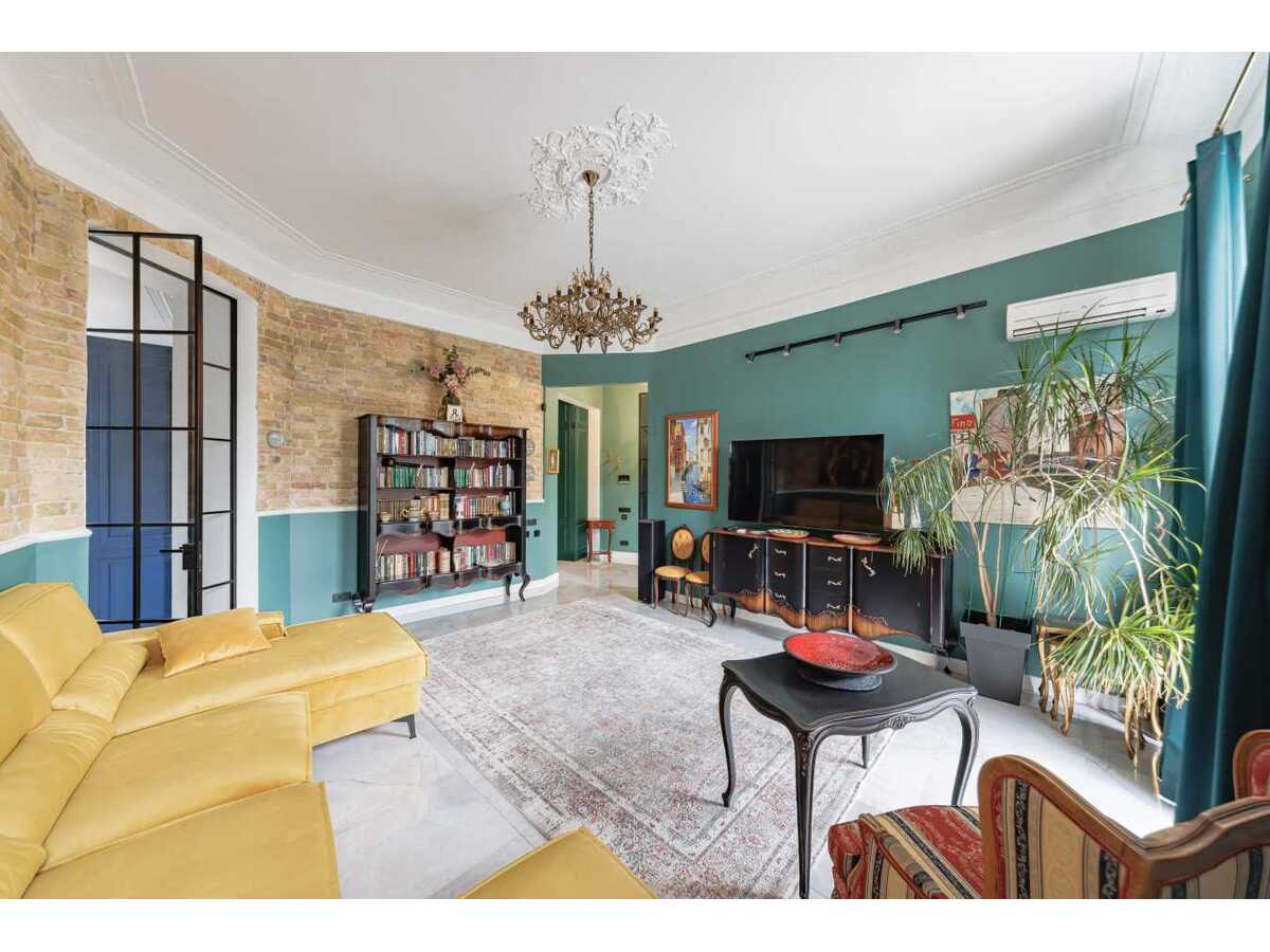 Продам 5-к квартиру Київ, Шевченківський, вул. Січових Стрільців, 58/2. 