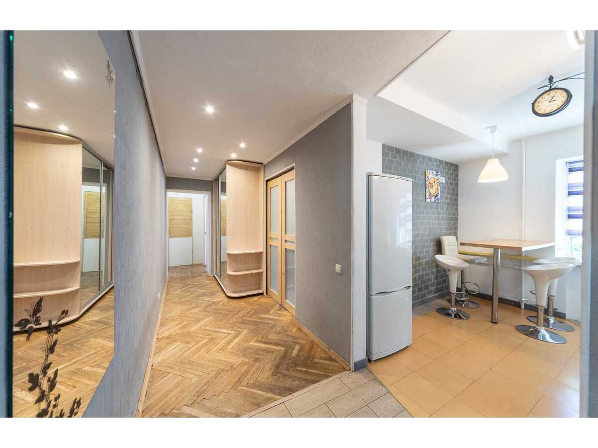 Продам 3-к квартиру Київ, Шевченківський, вул. Білоруська, 17А. 