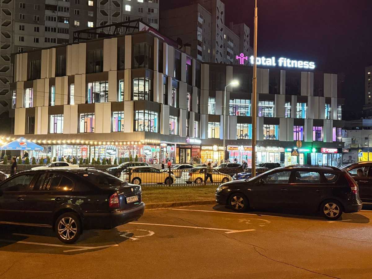 Здам довгостроково  приміщення вільного призначення Київ, Дарницький, вул. Олександра Мишуги, 1. 