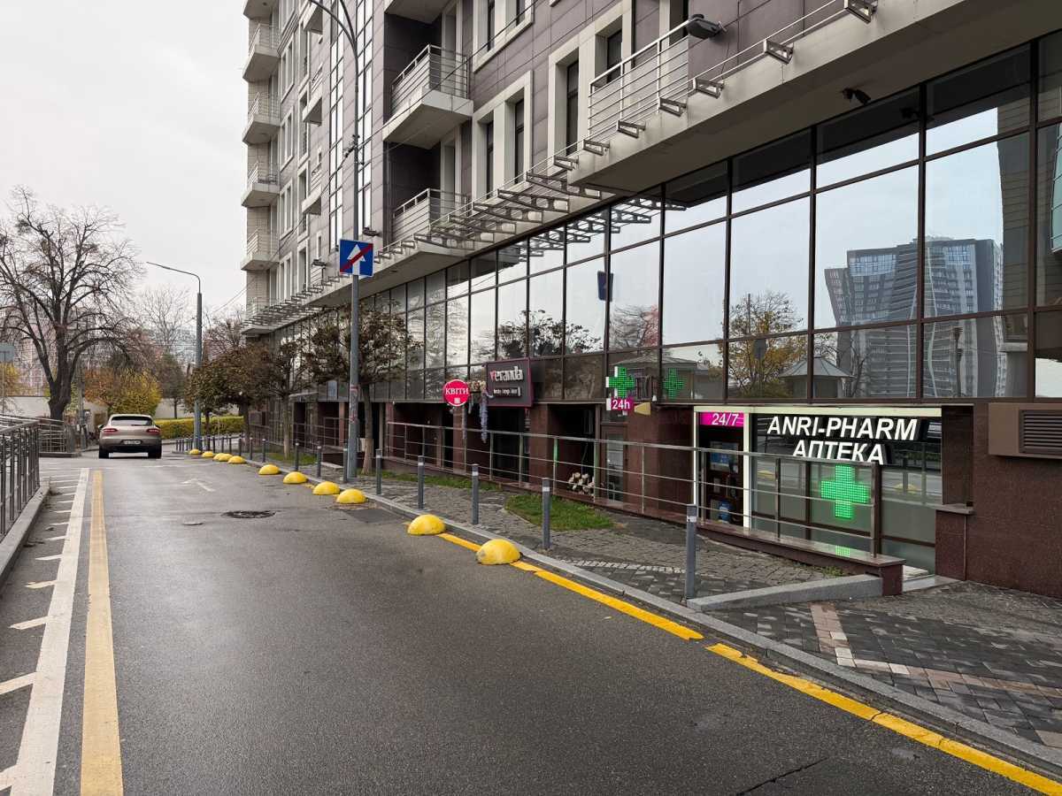 Здам довгостроково  об`єкт сфери послуг Київ, Печерський, вул. Звіринецька, 47. 
