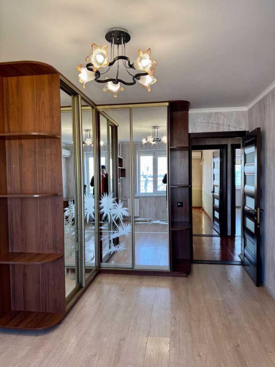 Продам 3-к квартиру Київ, Оболонський, просп. Оболонський, 9. 