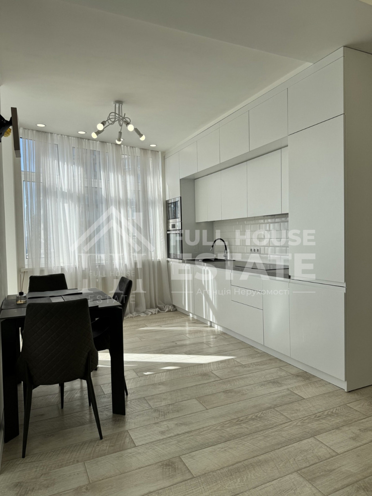 Простора 3-кімнатна квартира біля метро Позняки | 77 м² | Є генератор