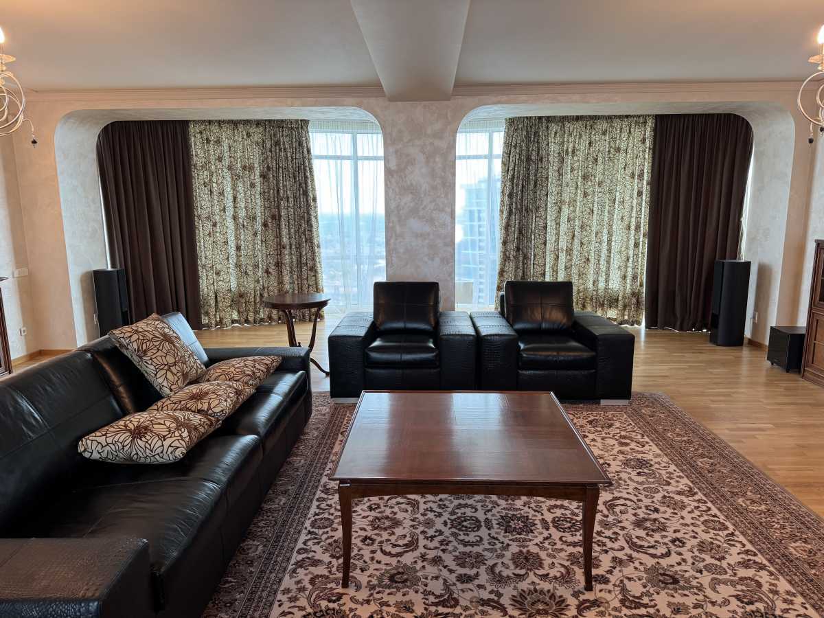 Здам довгостроково 4-к квартиру Київ, Печерський, вул. Звіринецька, 59. 