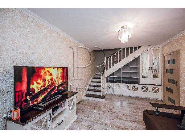 Продам 3-к квартиру Києво-Святошинський, Софіївська Борщагівка, Радужна вулиця, 137. 