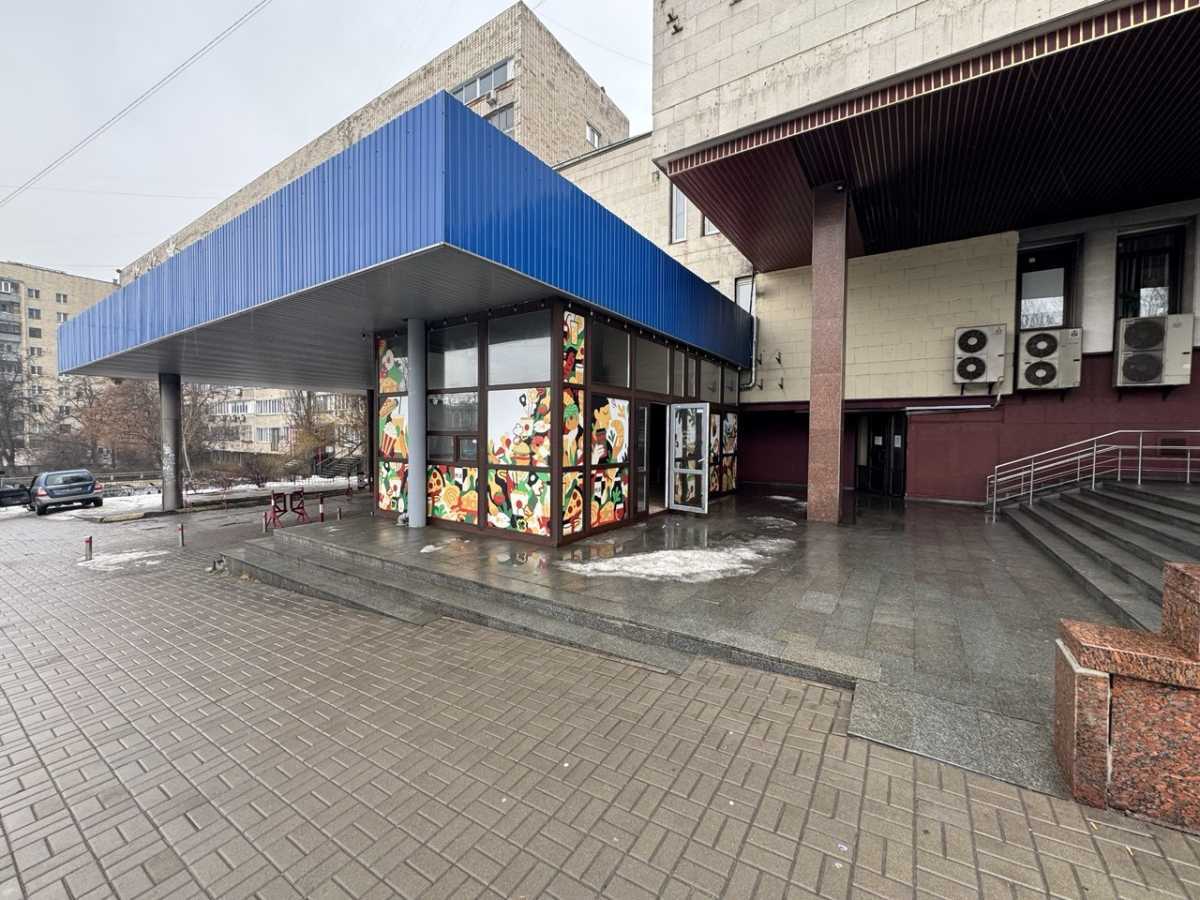 Здам довгостроково  торгову площу Київ, Шевченківський, бульв. Тараса Шевченка, 38. 