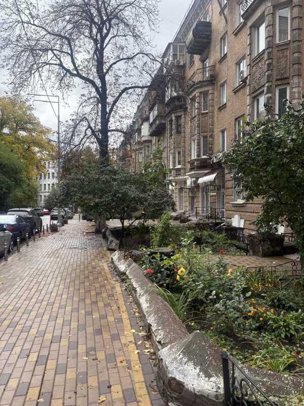 Продам 1-к квартиру Київ, Голосіївський, вул. Микільсько-Ботанічна, 7/9. 