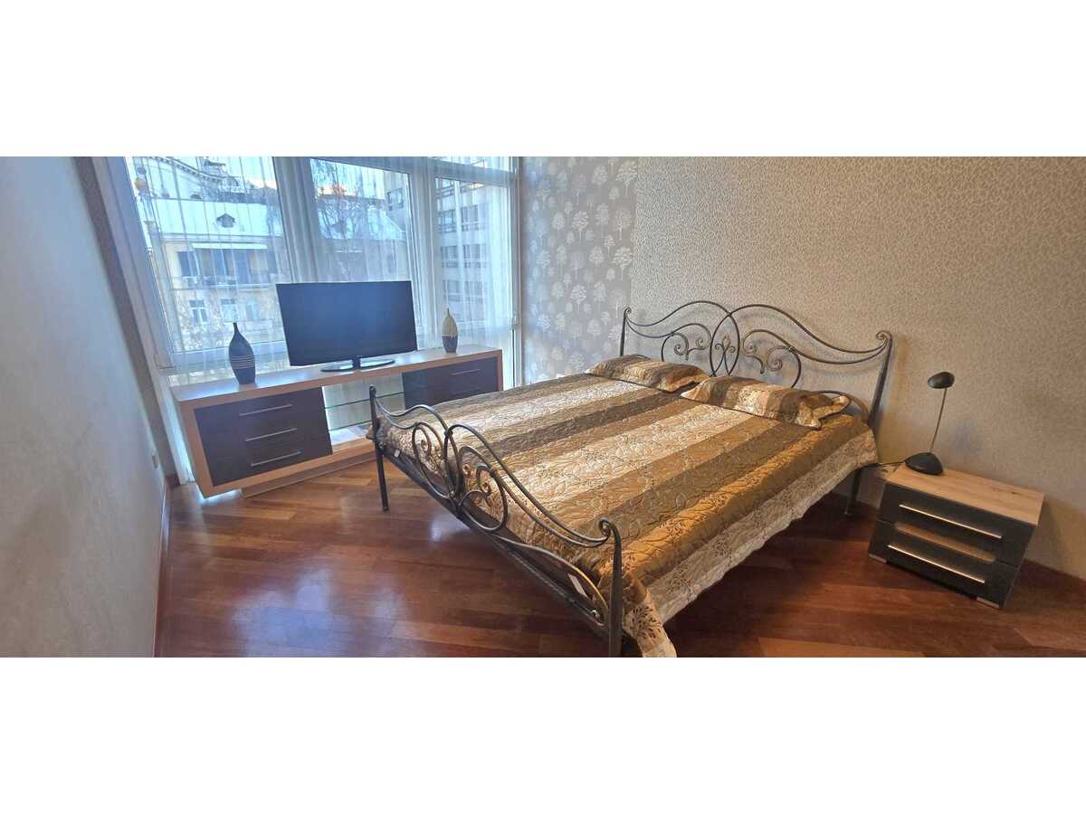 Здам довгостроково 1-к квартиру Київ, Шевченківський, вул. Дмитрівська, 82. 