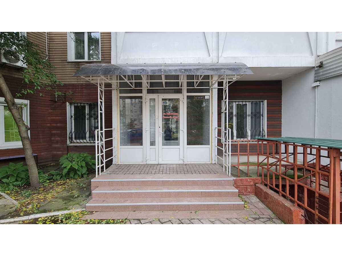 Продам  торгову площу Київ, Дарницький, шосе Харківське, 56. 