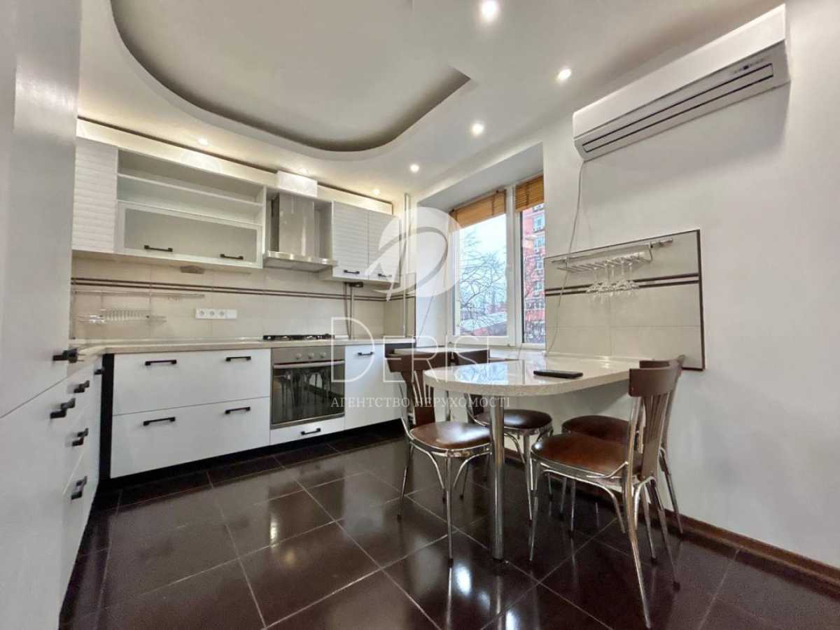 Продам 1-к квартиру Київ, Печерський, вул. Предславинська, 51. 