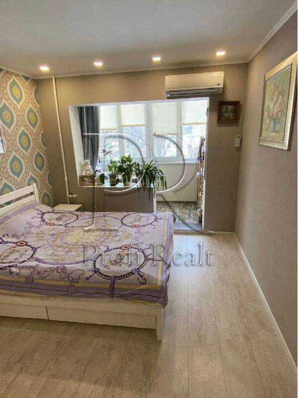 Продам 2-к квартиру Київ, Дніпровський, просп. Павла Тичини, 22А. 