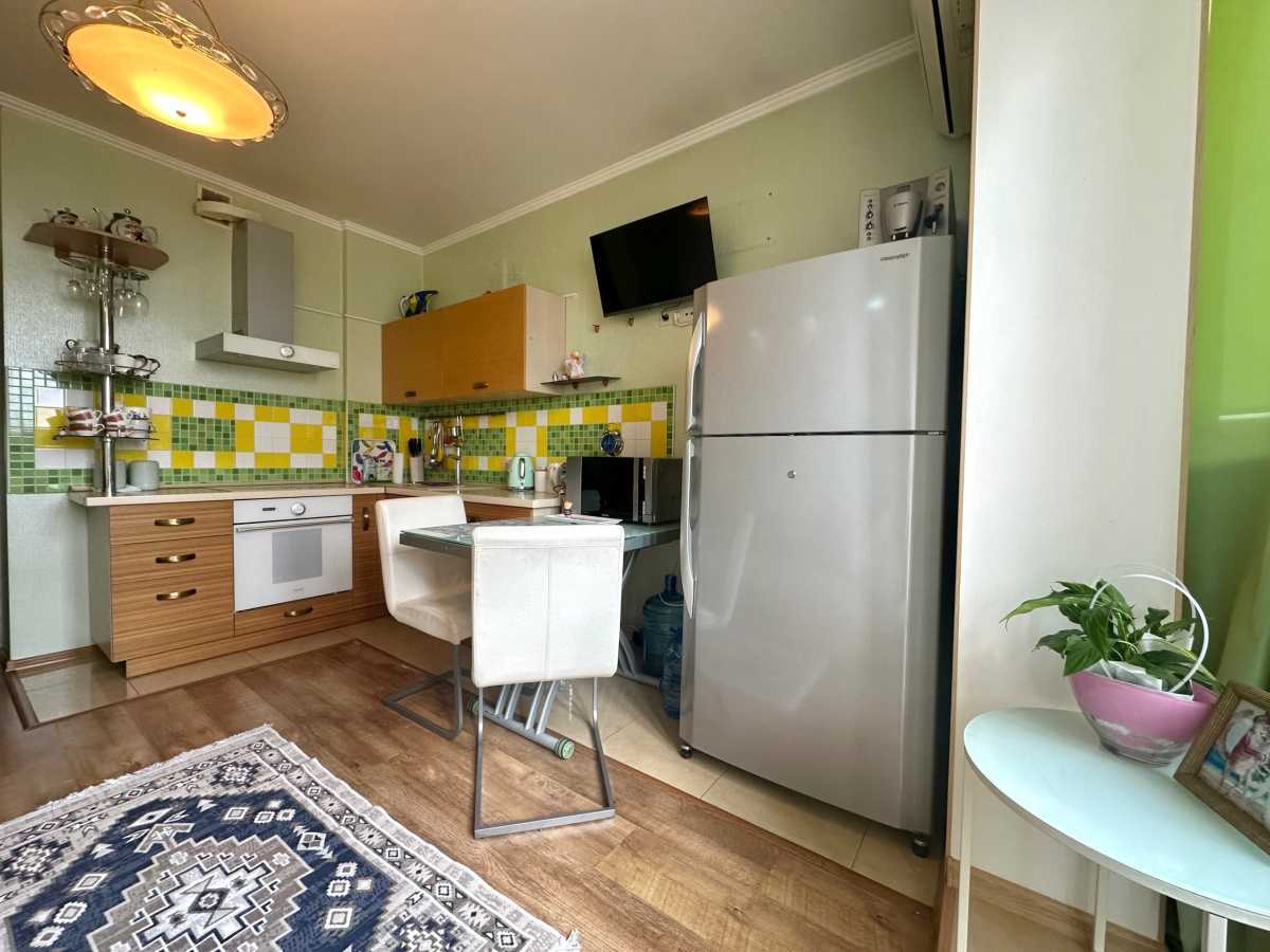 Продам 1-к квартиру Київ, Дарницький, вул. Урлівська, 11А. 