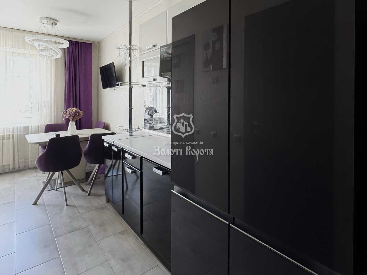 Продам 3-к квартиру Броварський, Бровари, Чорних Запорожців, 68а. 