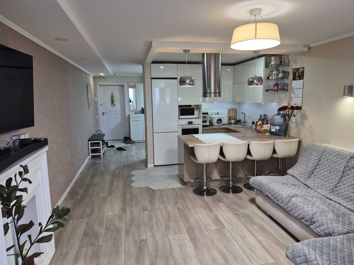 Продам 3-к квартиру Київ, Дніпровський, вул. Азербайджанська, 16/1. 