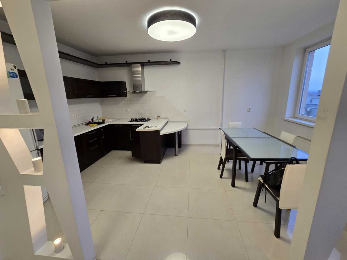 Продам 4-к квартиру Київ, Дніпровський, вул. Раїси Окіпної, 4. 