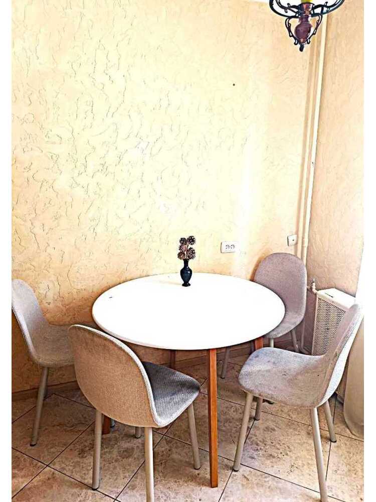 Продам 3-к квартиру Київ, Печерський, вул. Євгена Коновальця, 15/1. 