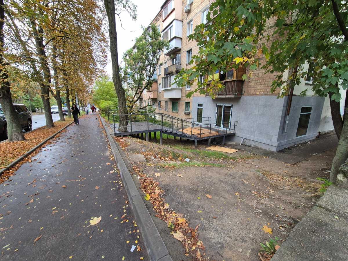 Здам довгостроково  торгову площу Київ, Подільський, вул. Червонопільська, 13/16. 