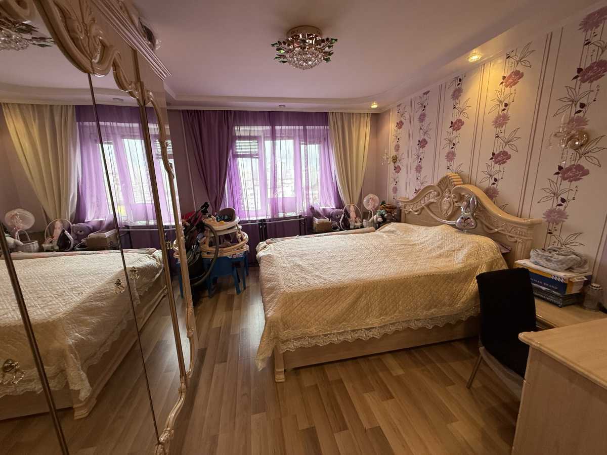 Продам 3-к квартиру Київ, Дарницький, вул. Ревуцького, 19/1. 