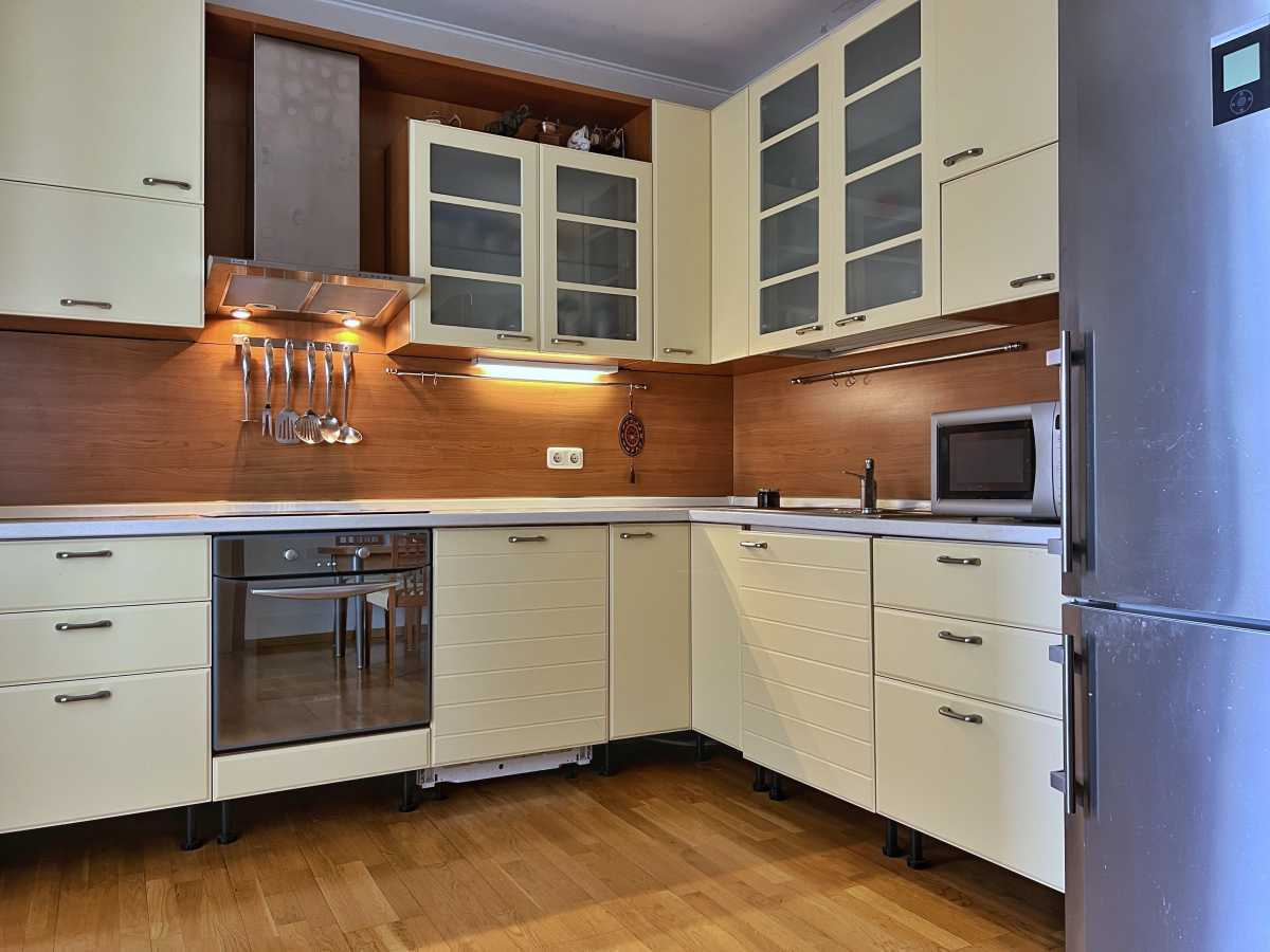 Продам 3-к квартиру Київ, Святошинський, вул. Прилужна, 4/15. 