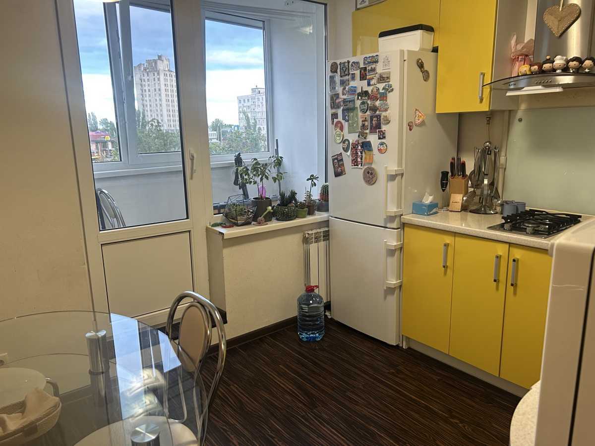 Продам 1-к квартиру Київ, Оболонський, просп. Героїв Сталінграду, 17а. 