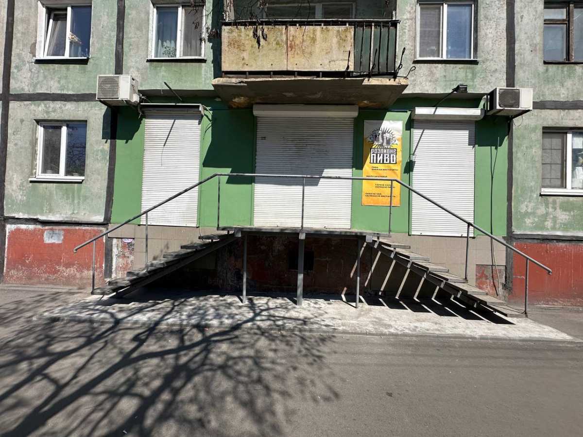 Продам  торгову площу Дніпро, Індустріальний, Б.Хмельницкого. 