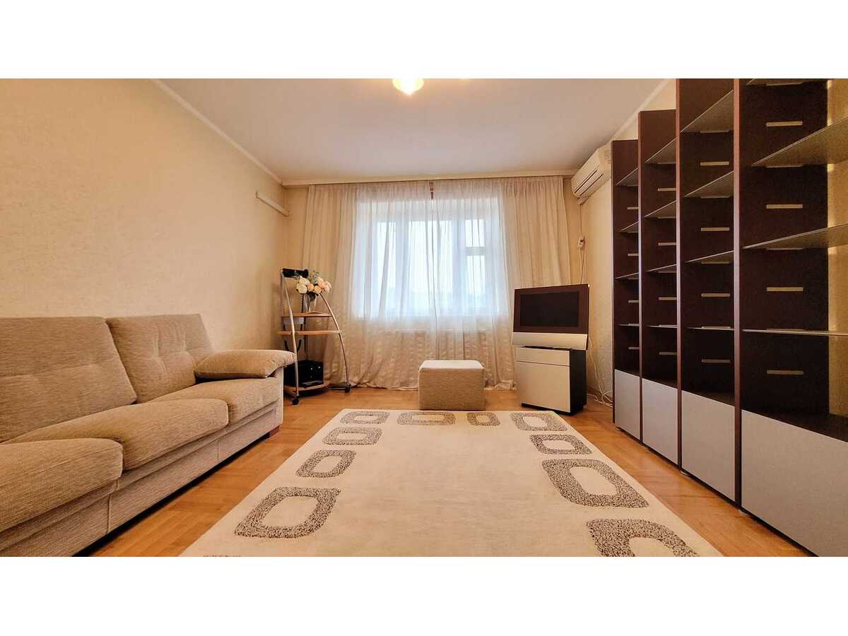 Продам 3-к квартиру Київ, Дарницький, вул. Анни Ахматової, 3. 