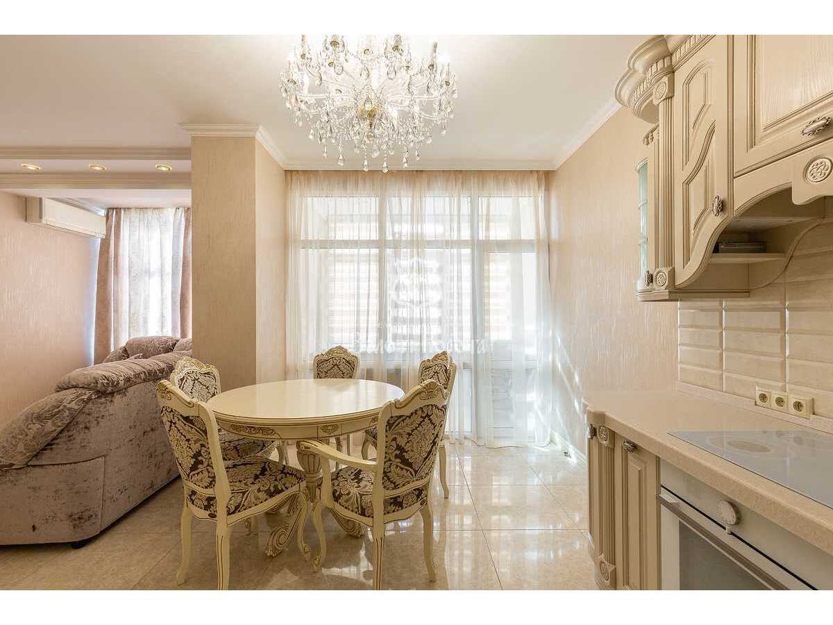 Продам 1-к квартиру Київ, Печерський, вул. Євгена Коновальця, 44а. 