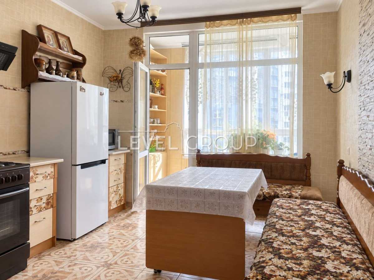 Продам 2-к квартиру Київ, Голосіївський, просп. Академіка Глушкова, 9Г. 