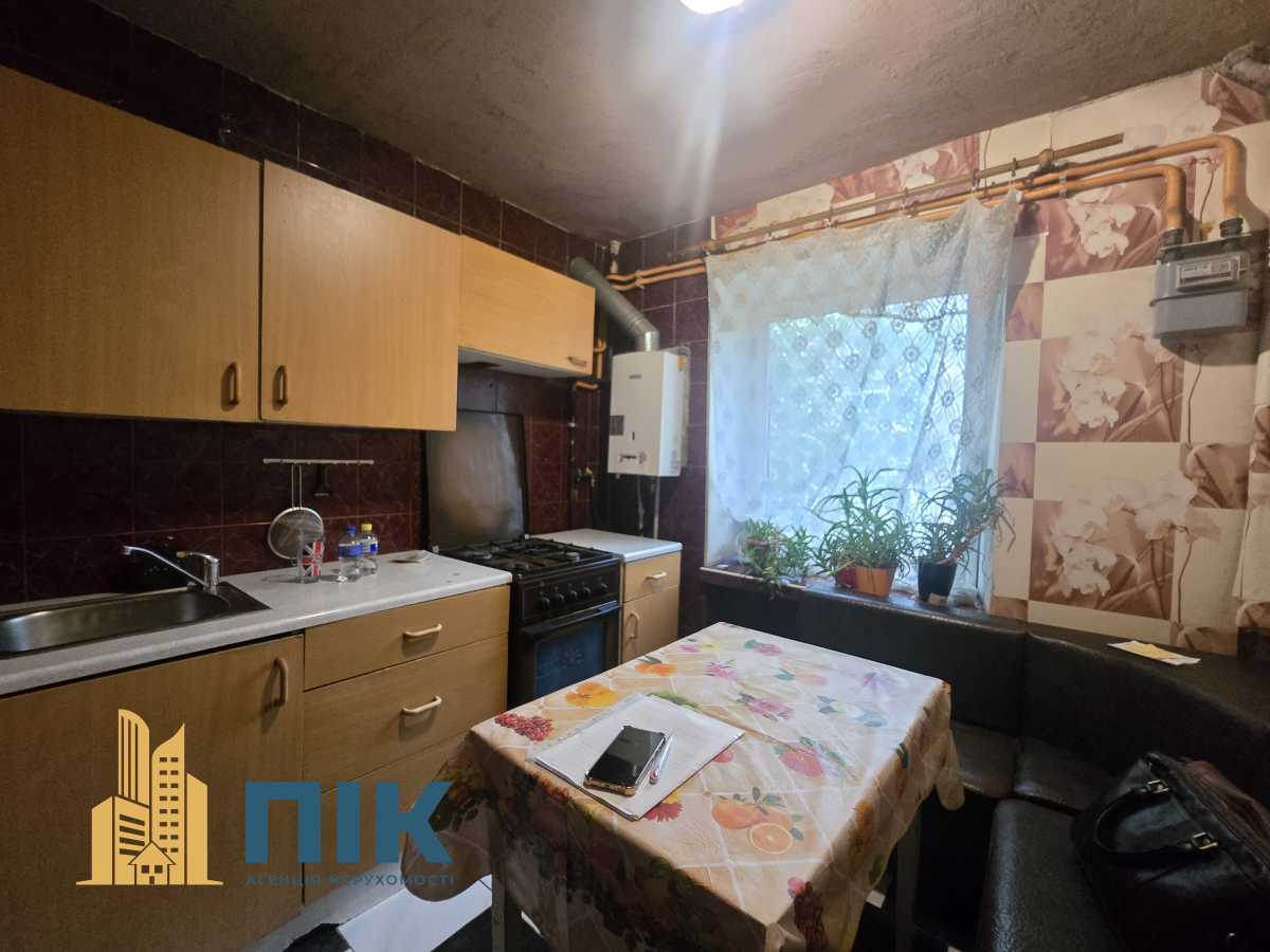 Продам 3-к квартиру Київ, Шевченківський, вул. Олени Теліги, 3А. 