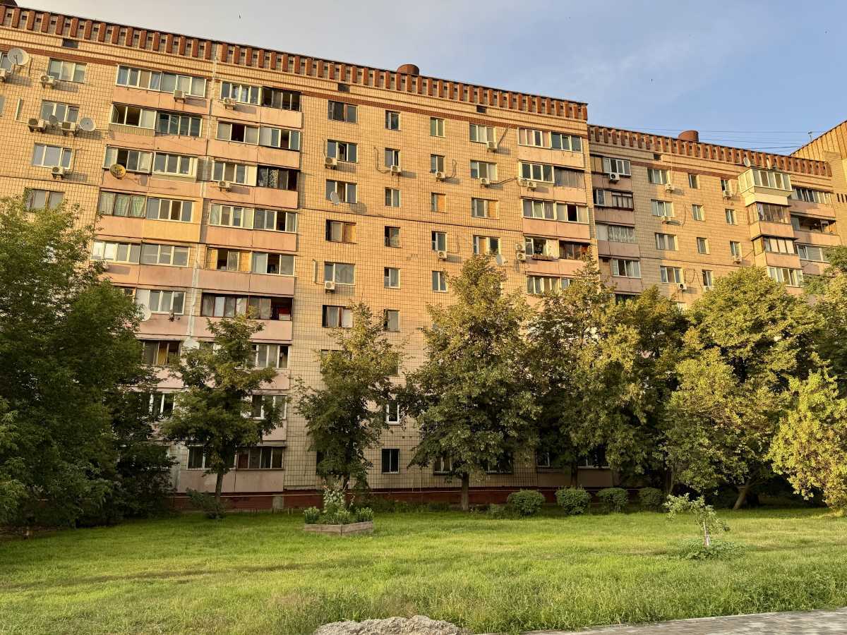Продам 2-к квартиру Київ, Дарницький, шосе Харківське, 55. 