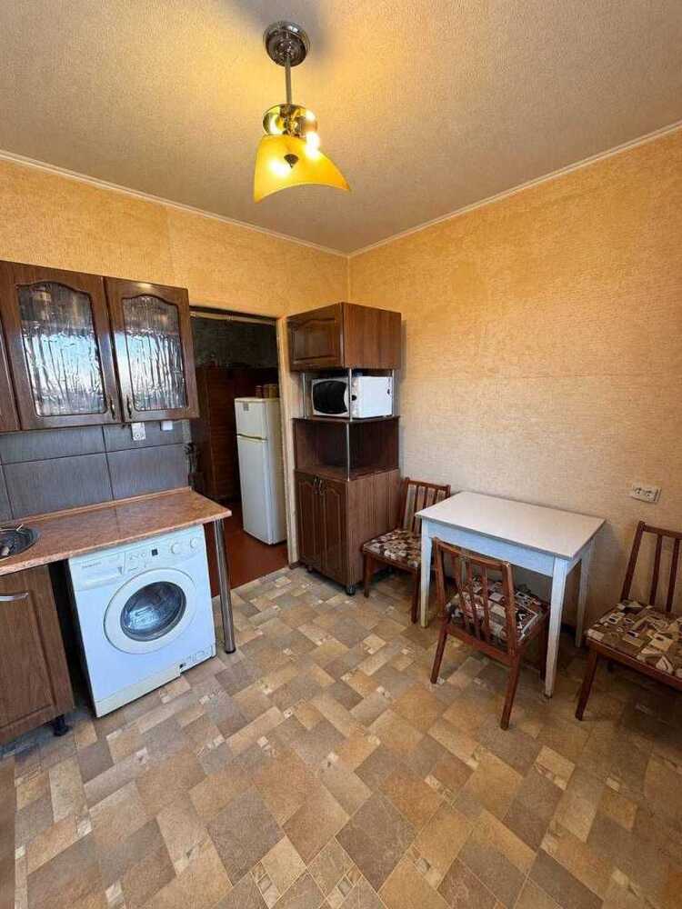 Продам 2-к квартиру Білоцерківський, Біла Церква, Зенітного полку, 84. 