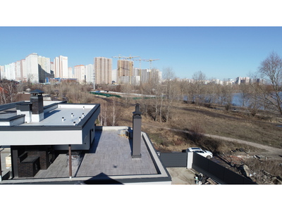 Дом рядом с метро Осокорки, террасой на крыше и видом на город и озеро!