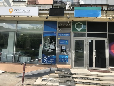 Фассад-Витрина-1ый.эт. отд. вход-8 кв.м. Под Обменку-Ломбард