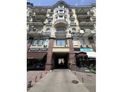 Продаж фасадного офісу вул Б Хмельницького, 32. 42м2, два рівні, без %